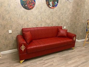 Qırmızı rəngdə, teksturalı materialdan hazırlanmış divan. Divanın