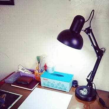 Masaüstü lampa. Stolüstü həm oturacaqlı, həm də istənilən səthə