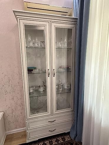 qapı otaq ucun: Klassik üslubda qonaq otağı mebel dəsti Tərkibi: - Geniş güzgülü — 3