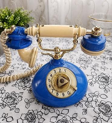 mini iphone 17: Retro masaüstü telefon – mavi və krem rəngli, qızılı detal və — 1