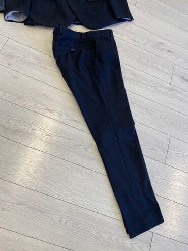 kişi ucun klassik qara kostyum: Şəkillərdə iki kişi kostyumu təqdim olunur. Biri boz rəngdə, digəri — 6