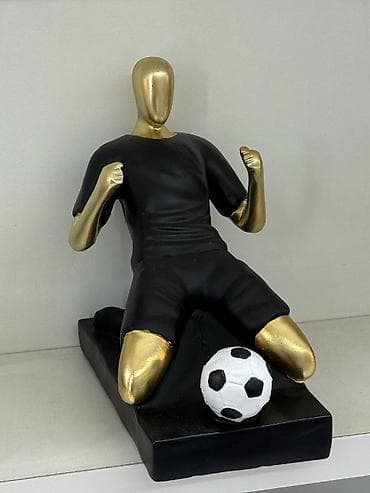 idmana aid şəkil: Şəffaf akril qutuda, daxili işıqlandırması olan futbolçu Osimehnin — 4