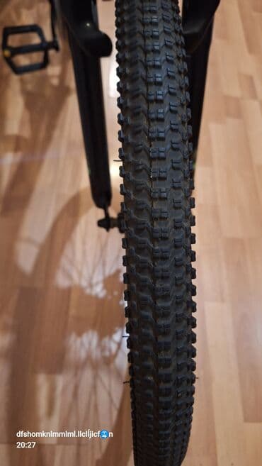 ktm velosipēdi: ISMA markalı, qara rəngli, yaşıl detalları olan dağ velosipedi — 4