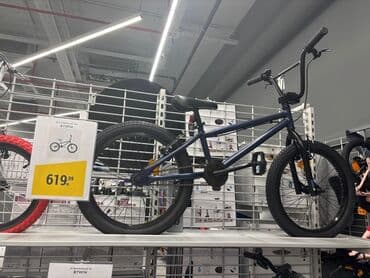 Maskalar, eynəklər: Bu, rəngli portağal rəngli "Avenger" markalı BMX velosipedidir. Qara — 3