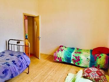 дом с цокольным этажом и гаражом: 3 otaqlı ev – mebel və texnika ilə - Geniş mətbəx: qırmızı-ağ rəngli — 3