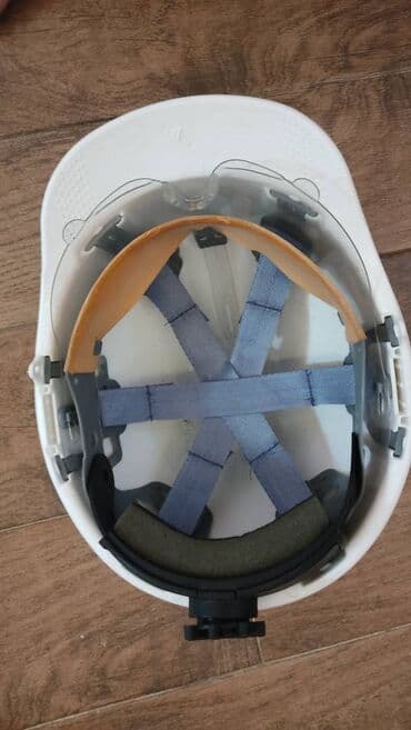 Dəbilqə satilir.İdeal vəziyyətdə qoruyucu dəbilqə.Yenidir,arxadan