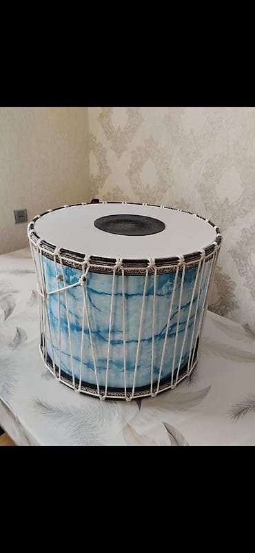 Musiqi alətləri: Davul satlir munasib qiymetedi catasi cubuqu usdnede verilir — 2