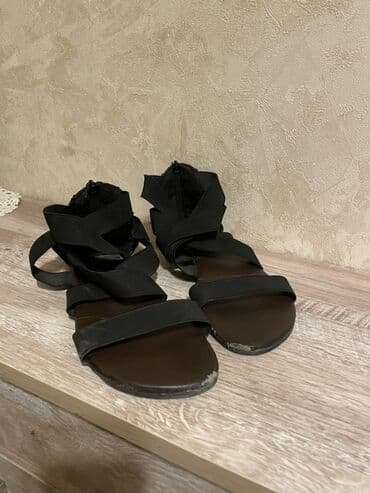 kişilər ucun qacış krossovkaları: • Brend: New Balance (ikili “N” loqolu) • Model tipi — 12