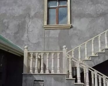 балясины из камня: Ağ rəngli, müxtəlif formalı və ölçülü dəmir-beton sütunlar. Bu — 27