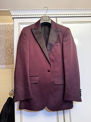 Костюмы: D’S Damat brendinin tünd bordo rəngində smokinq dəsti. (700 azn ə — 1