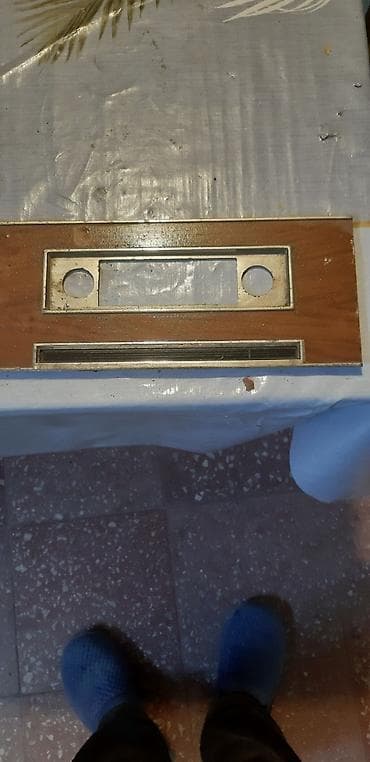 Ağac üzlü metal panel – köhnə tip avtomobil maqnitofonu üçün ön konsol