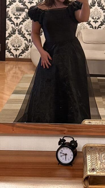 Qara axşam geyimi - Model: Çiyinləri açıq görünüşlü, qısa şişmiş