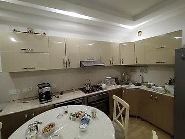 metbext mebeli: Mətbəx mebeli dəsti – L şəkilli, krem/bej rəngli, parlaq fasadlar və — 1