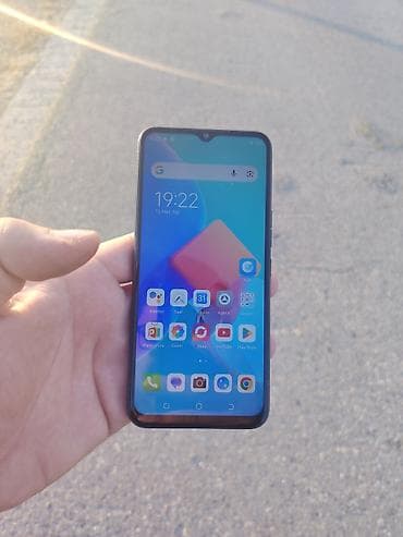 Smartfon – mavi rəng, çıxıntılı ekran və nazik çərçivələr. Arxa at lalafo.az Smartfon – mavi rəng, çıxıntılı ekran və nazik çərçivələr. Arxa