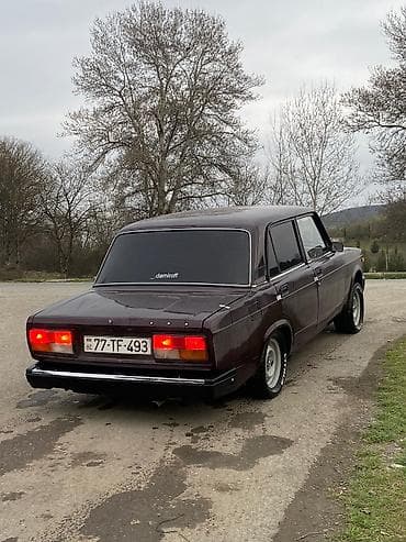 Maşın zavod maşındı polnu doludu maşında bir sağ krlo dəyişib İli 2011