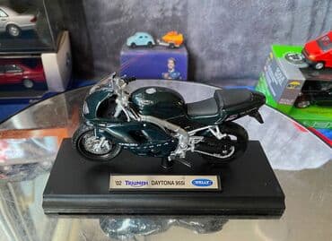 шлем для мотоцикла: Коллекционная модель Triumph Daytona 955i dark Green 1997 Welly Scale — 15
