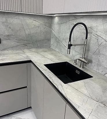 saloglu masalar: Müasir dizaynlı künc mətbəx mebeli – mat boz tonlarda, xətlərlə — 6