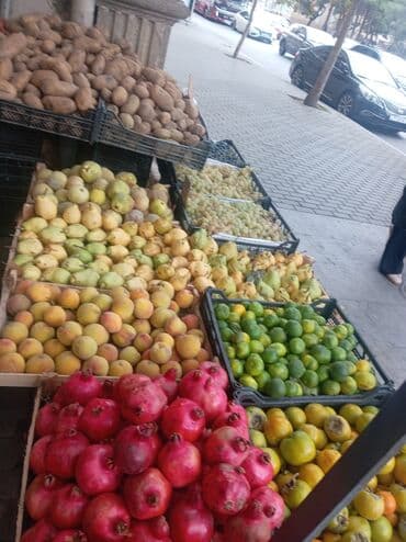 daş duz satışı: Meyvə-tərəvəz satışı – küçə köşkü Təzə və mövsümi məhsullar: - Nar - — 1
