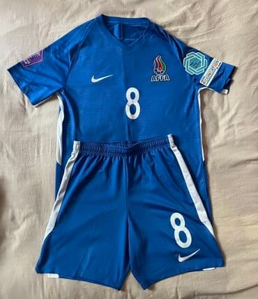 Göylə mavi rənglərin ahəngini özündə birləşdirən idman kostyumu