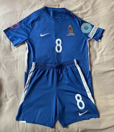 futbol elcekleri: Göylə mavi rənglərin ahəngini özündə birləşdirən idman kostyumu — 1