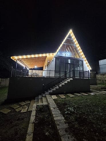 A-frame üslubunda modulyar dağ evi - Xarici görünüş: Üçbucaq formalı