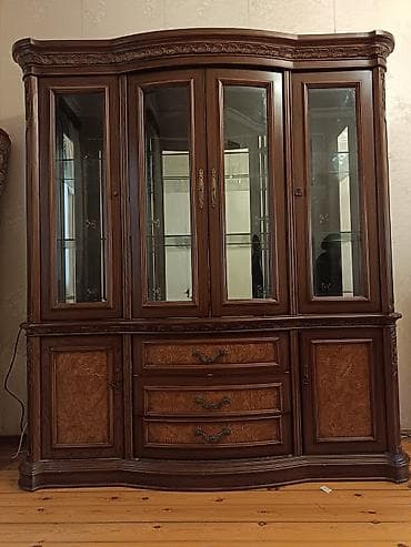 Bufetlər: Klassik üslubda vitrinli bufet - Material: massiv ağac və təbii şpon — 2