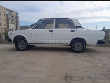 ваза богемия: VAZ 2107 sedan – klassik ağ rəngdə, 4 qapılı, arxa ötürücülü. Xarici — 3