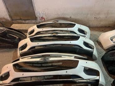 cobalt bufer: Ağ və qara rənglərdə olan bir neçə Chevrolet ön bamperi. Bu bamperlər — 1