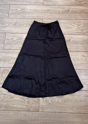 Qara atlas ətək
Xs,s olcu yenidir. Yaz yaya uygundur nazikdir