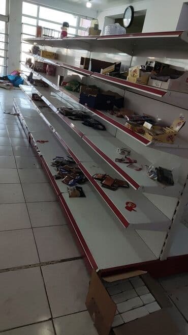 ref vitrin: Saz vəziyyətdə market polkaları divar metrəsi 100 Orta polkalar isə — 3