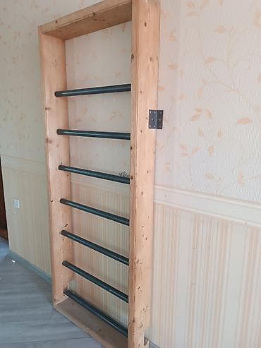 Taxta-çərçivəli divar İsveç pilləkəni (turnik-lestvitsa) qara