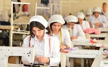 Paltar tikişi: Tikiş sexinə düymə tikən, parçanı açmağa işçi lazımdır. Ütücü — 1