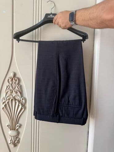 göy rəngli kişi cemperləri: Zingal Riche brendindən tünd göy rəngli kişi kostyumu. Kostyum iki — 6