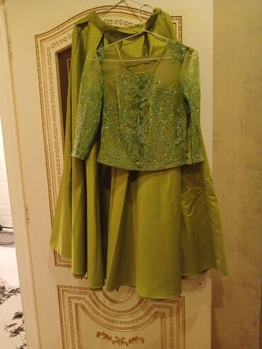 Zeytun-yaşıl rəngdə üçhissəli ziyafət dəsti: - Uzun ətək: geniş kəsim