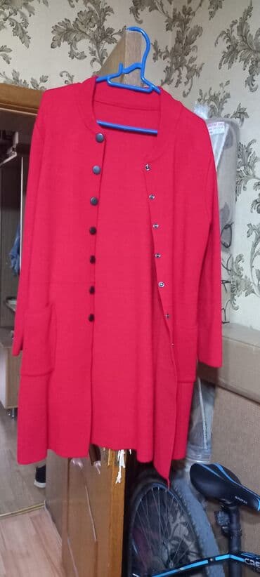 qadınlar üçün tvid jaketlər: Qırmızı qadın kardiqanı - Model: Dizaltı uzunluqda, düyməli kardiqan — 1