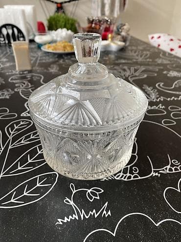 Şüşə qapaqlı qab - Material: şəffaf press-şüşə - Dizayn: relyefli