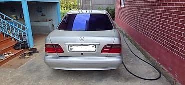 vita mercedes: Mercedes-Benz E-Class: 2.4 l | 1999 il Sedan — 5