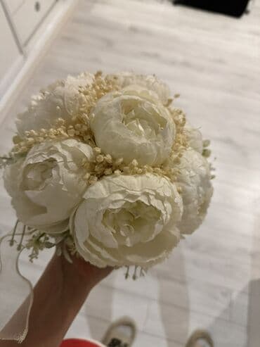 Qadın ayaqqabıları: Zərif gəlin buketi – krem-ağ tonlarda peoniya görünümlü süni güllərdən — 1
