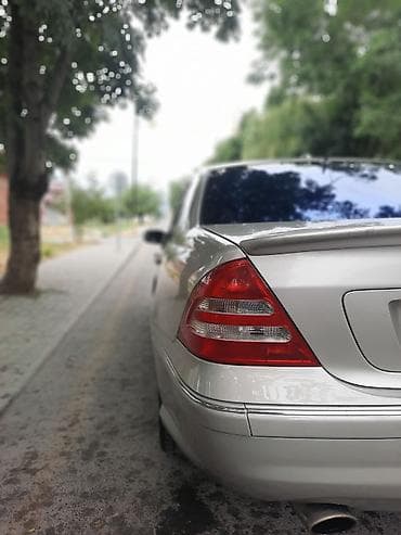 kia ceed universal: Mercedes-Benz C-Class: 2.5 l | 2006 il Sedan — 3