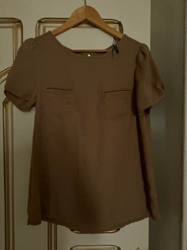 Qadın bluzası – qəhvəyi/bej tonlarında, yüngül və axıcı parça. - Qısa