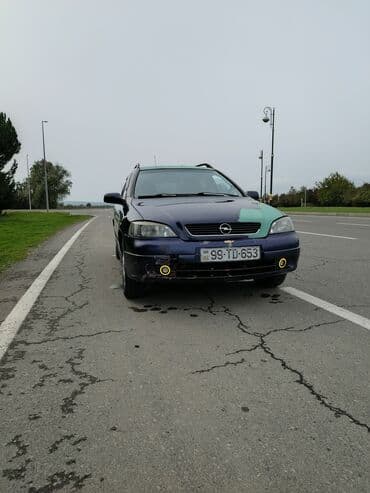 Opel Astra Caravan (universal) – mavi rəngli, ön tərəfdən geniş