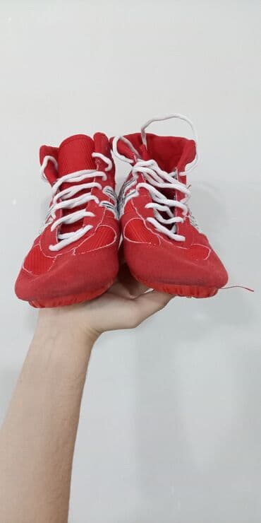 Botinkalar: Məhsul: Qırmızı rəngli güləş ayaqqabısı (hi-top) Brend üslubu: yan — 2