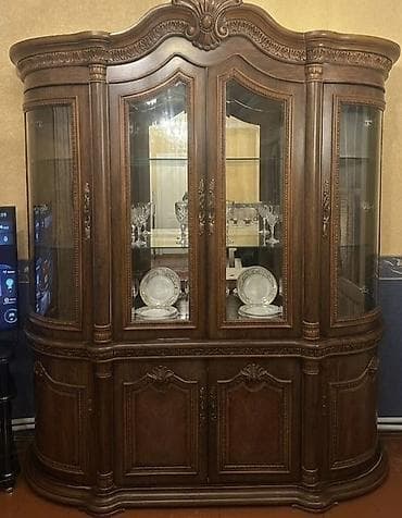 Klassik üslubda vitrin-bufet - Material: kütük ağac konstruksiya