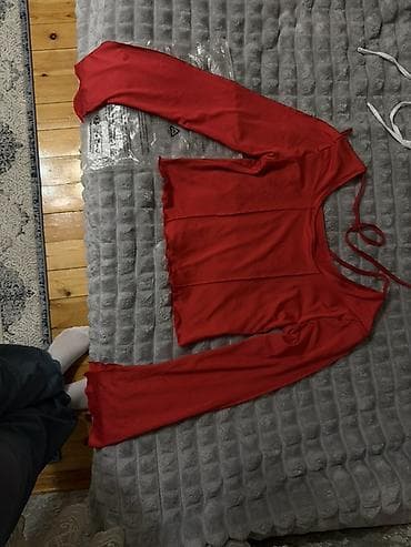 Svitşotlar: Qırmızı qadın bluzası

- Rəng: qırmızı
- Ölçü: L 
yeni geyinilmeyib — 1