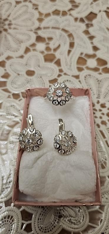 charles keith az: Gümüş rəngli zərgərlik dəsti – üzük və sırğalar - Komplekt: 1 ədəd — 2