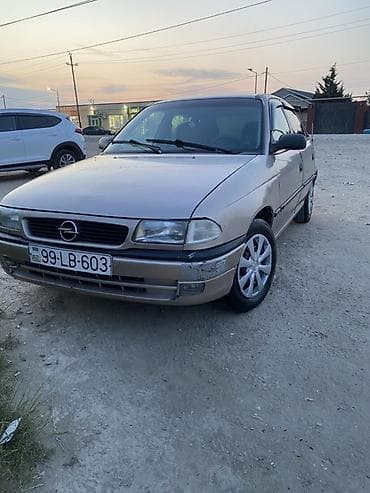 Opel Astra: 1.6 л | 1996 г. Хэтчбэк