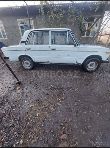 07 maşınlar: Ağ rəngli VAZ-2106 avtomobili. Avtomobilin dörd dairəvi fənəri, qara — 4