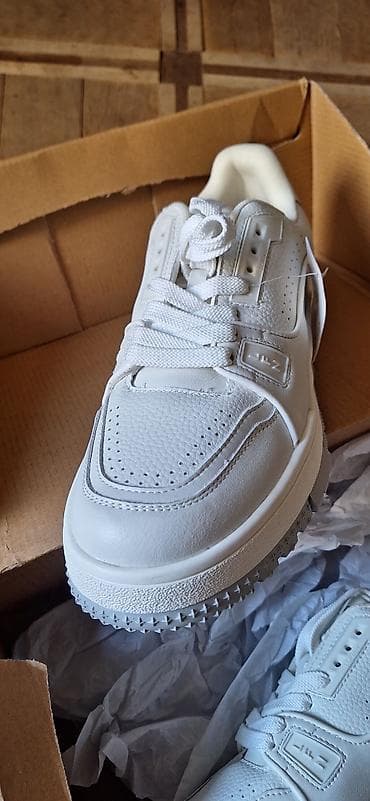 krasovka kişi: Lufian kişi idman ayaqqabısı Misirdə istehsal olunub. - Rəng: tam ağ — 1