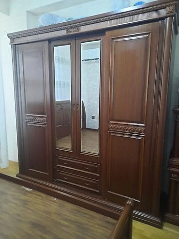 kunc divan kreditle: Klassik üslubda yataq otağı dəsti Tərkibi: - 3 qapılı iri qarderob — 2