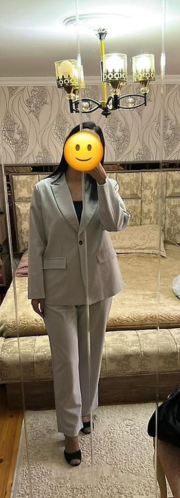 Qadın kostyum dəsti – açıq boz rəng, zərif nazik zolaqlı dizayn